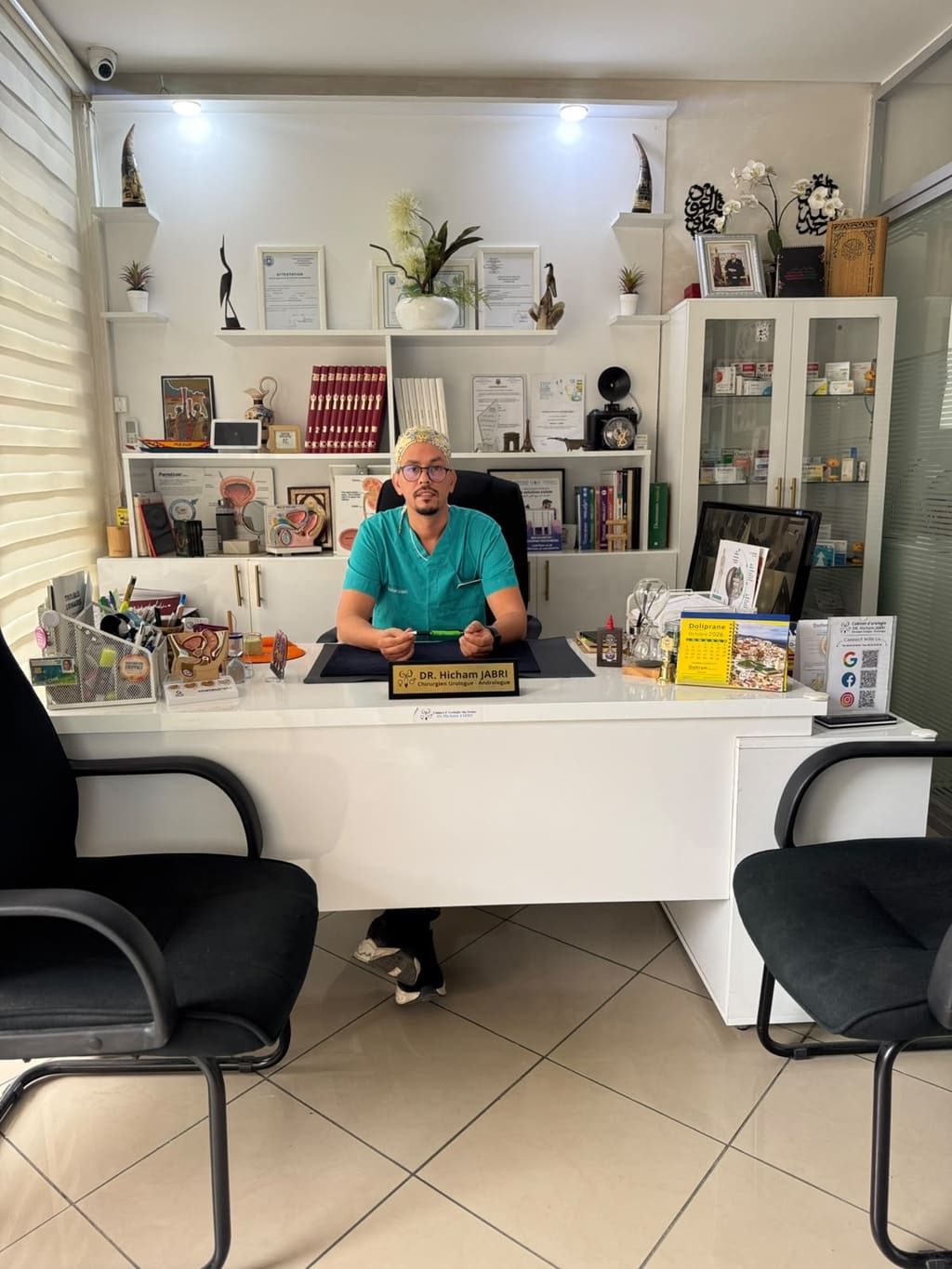 Le Dr. Hicham Jabri dans son bureau de consultation à Aïn Sebaâ