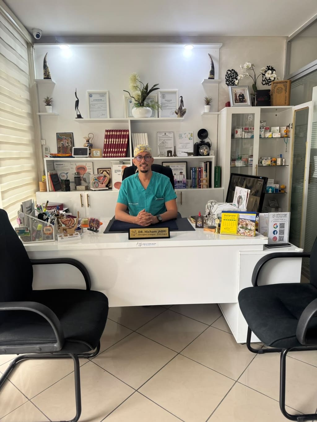 Le Dr. Hicham Jabri, chirurgien urologue, dans son cabinet à Aïn Sebaâ, Casablanca